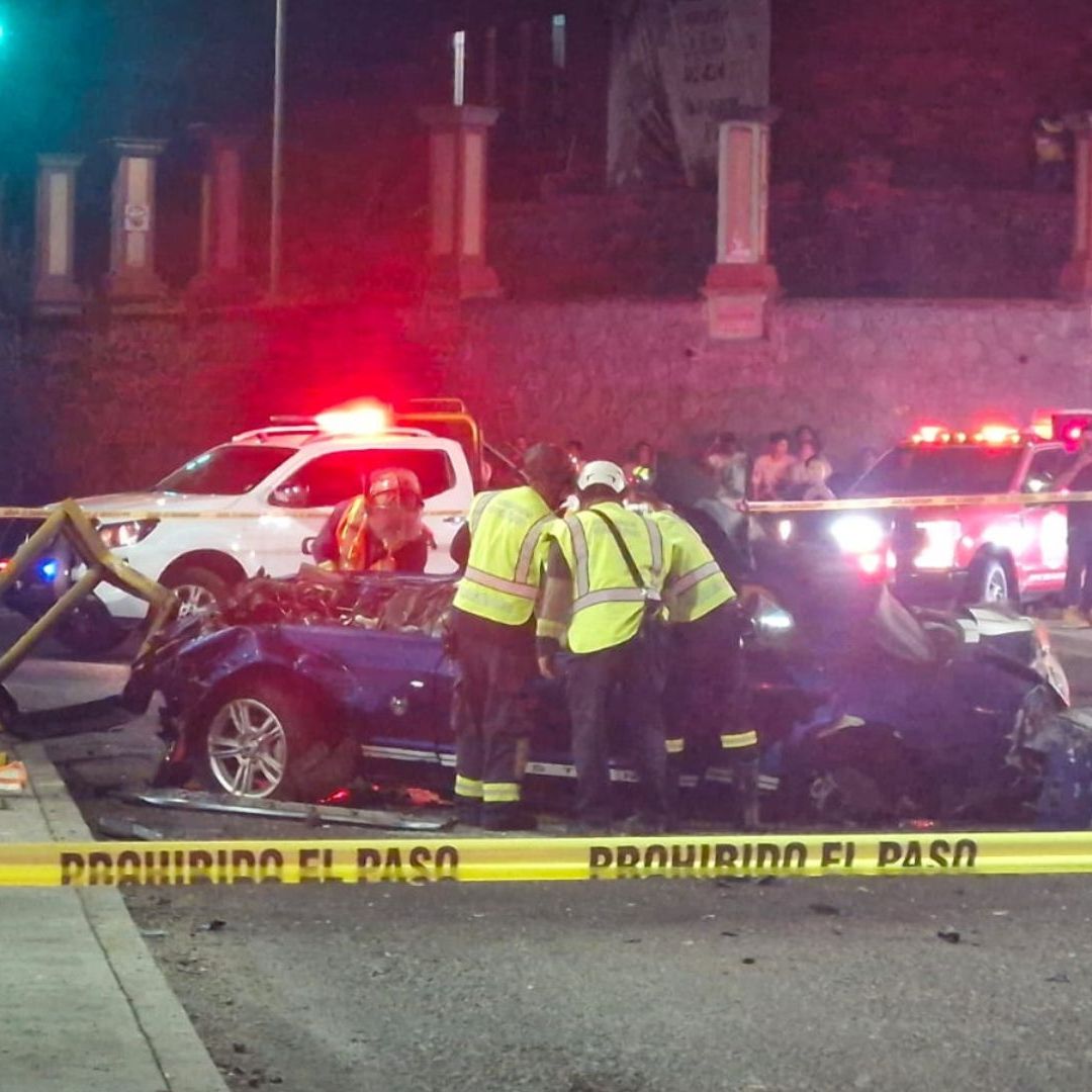 Dos Muertos tras Caer Auto de un Puente en Querétaro